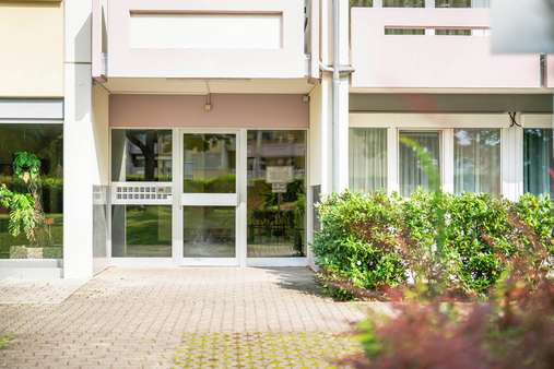 Eingangsbereich von außen - Etagenwohnung in 79346 Endingen mit 84m² kaufen