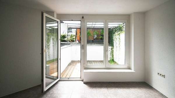 Zugang zur Terrasse Zugang zur Terrasse - Souterrain-Wohnung in 77933 Lahr mit 75m² kaufen