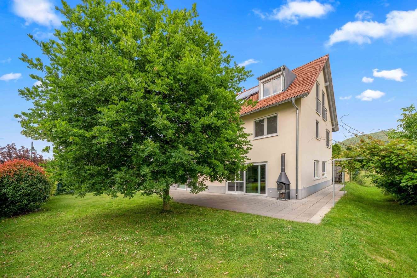 Blick auf das Haus im September - Einfamilienhaus in 79194 Heuweiler mit 311m² kaufen