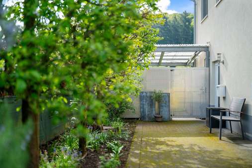 Haupteingang rechts mit abschließbarer Fahrradbox - Einfamilienhaus in 79194 Heuweiler mit 311m² kaufen