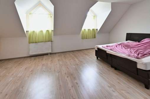 Helles Schlafzimmer im 4. OG - Maisonette-Wohnung in 79183 Waldkirch mit 144m² kaufen