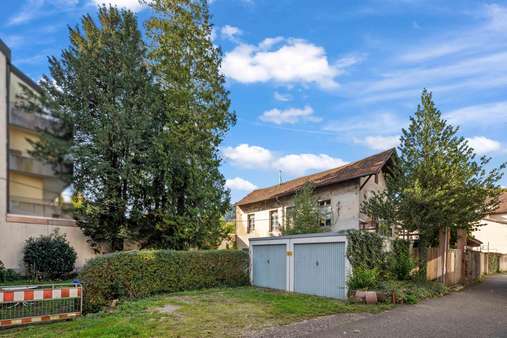 Garagen und Werkstattgebäude auf dem Grundstück Garagen und Werkstattgebäude auf dem Grundstück - Mehrfamilienhaus in 79183 Waldkirch mit 230m² kaufen