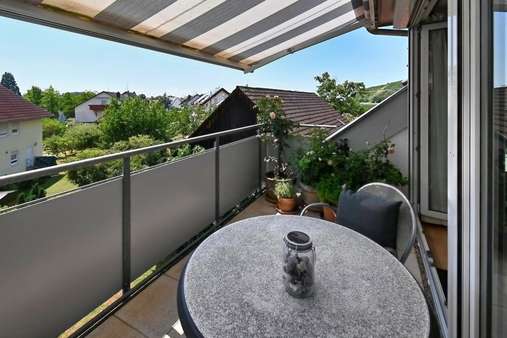 Sonniger Balkon mit Markise Sonniger Balkon mit Markise - Maisonette-Wohnung in 79183 Waldkirch mit 90m² kaufen
