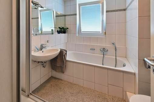 Tageslichtbad mit separater Dusche Tageslichtbad mit separater Dusche - Maisonette-Wohnung in 79183 Waldkirch mit 90m² kaufen
