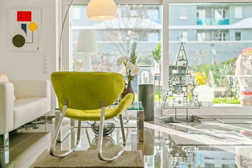 Blick zur Terrasse aus dem Wohnzimmer - Erdgeschosswohnung in 79106 Freiburg mit 95m² kaufen