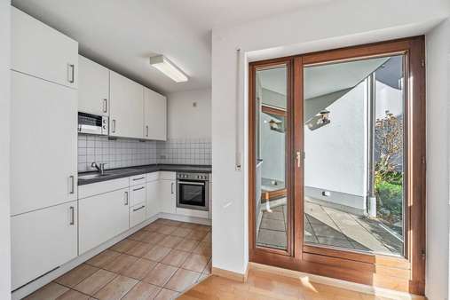Einbauküche mit Zugang zur Terrasse - Erdgeschosswohnung in 79199 Kirchzarten mit 53m² kaufen