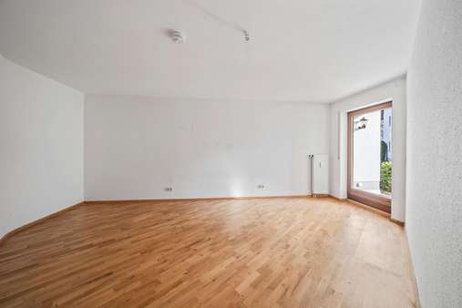Schlafzimmer mit Zugang zur Terrasse - Erdgeschosswohnung in 79199 Kirchzarten mit 53m² kaufen