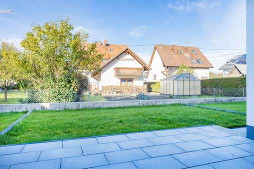 Terrasse und Garten - Doppelhaushälfte in 79108 Freiburg im Breisgau mit 124m² günstig kaufen