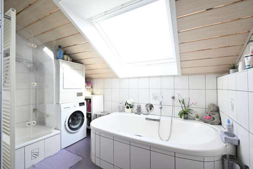 Badezimmer mit Fenster - Dachgeschosswohnung in 79312 Emmendingen mit 105m² kaufen