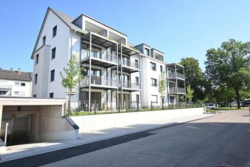 Ansicht mit TG Einfahrt - Etagenwohnung in 79331 Teningen mit 55m² kaufen