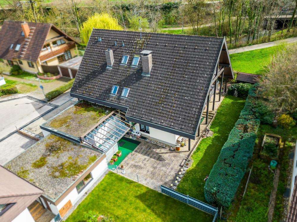 Luftbild seitlich - Zweifamilienhaus in 79211 Denzlingen mit 324m² kaufen