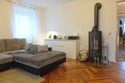 Wohnzimmer mit Kaminofen - Etagenwohnung in 79541 Lörrach mit 80m² kaufen