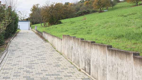 Zufahrt zum Baugrundstück  - Grundstück in 79541 Lörrach mit 1084m² kaufen