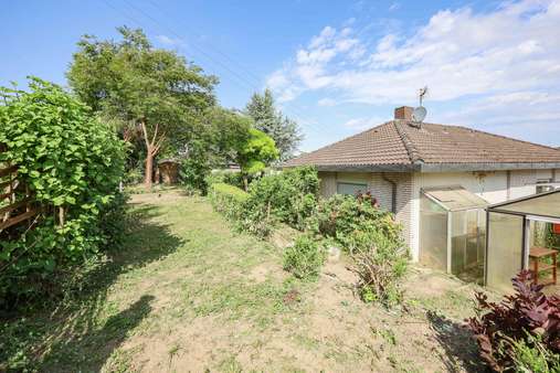 Garten Süd- und Ostseite Garten Süd- und Ostseite - Bungalow in 79589 Binzen mit 157m² kaufen