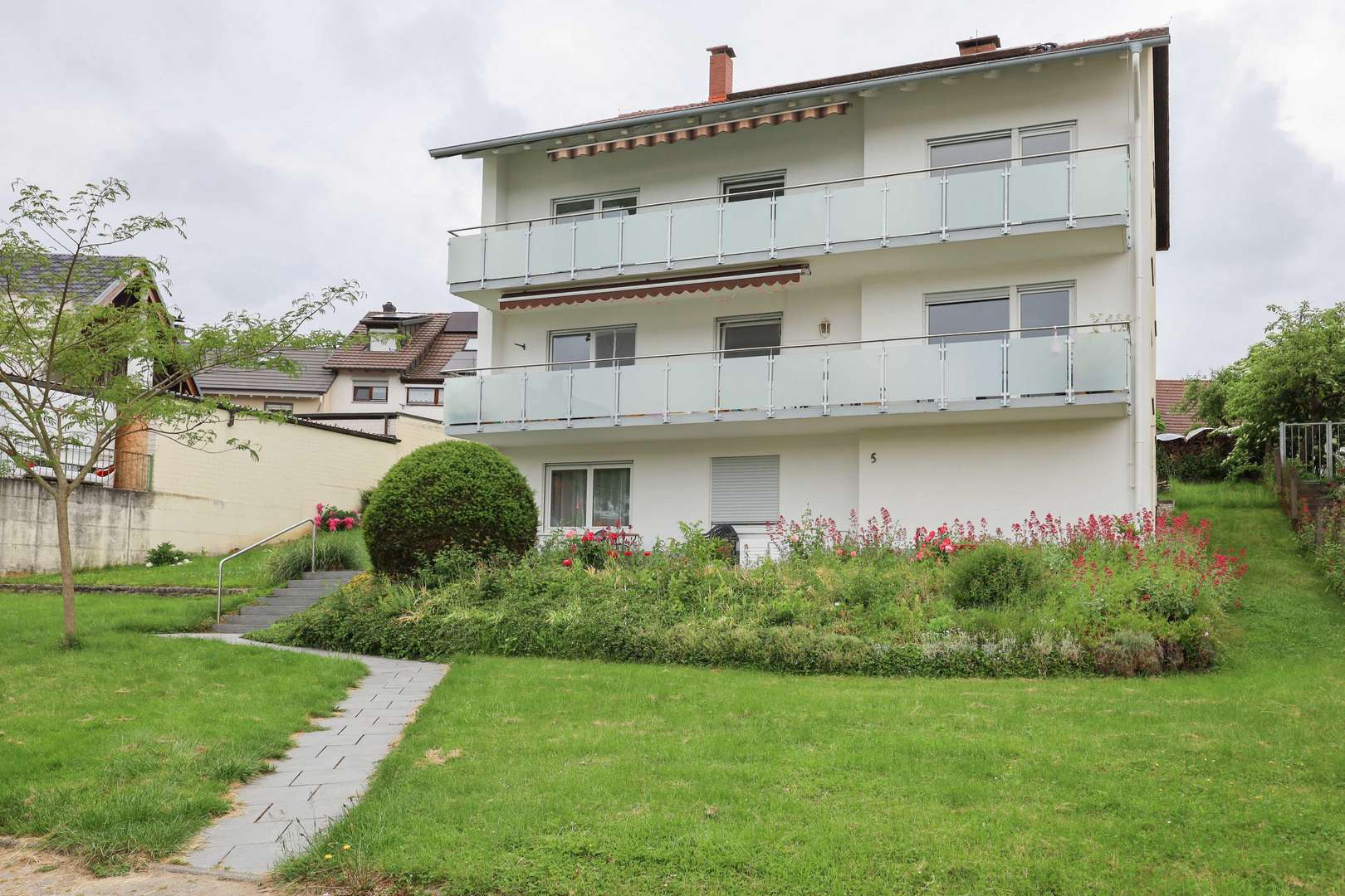 Außenansicht vom Garten Außenansicht vom Garten - Mehrfamilienhaus in 79541 Lörrach mit 240m² kaufen