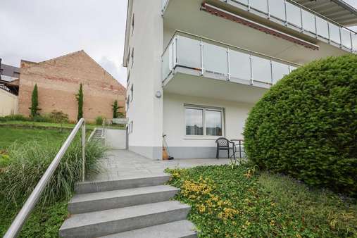 Zuweg zum Haupteingang Zuweg zum Haupteingang - Mehrfamilienhaus in 79541 Lörrach mit 240m² kaufen