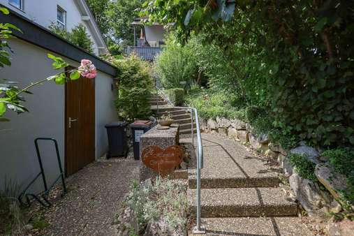 Treppengang zum Hauseingang Treppengang zum Hauseingang - Zweifamilienhaus in 79541 Lörrach mit 298m² kaufen