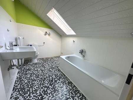 Badezimmer - Dachgeschosswohnung in 79594 Inzlingen mit 54m² kaufen