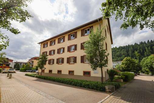 Außenansicht seitlich - Etagenwohnung in 79650 Schopfheim mit 85m² kaufen
