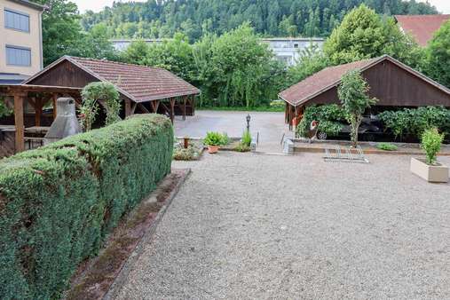Blick Garten/Carports - Etagenwohnung in 79650 Schopfheim mit 85m² kaufen