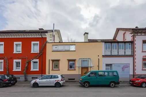 Willkommen im Herzen von Schopfheim! Charmante Doppelhaushälfte mit flexiblen Nutzungsmöglichkeiten!