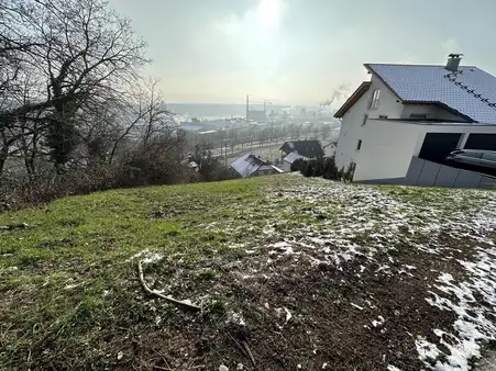 Attraktives Baugrundstück mit Baugenehmigung für 2-Familienhaus mit Einliegerwohnung