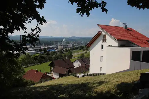 Attraktives Baugrundstück mit Baugenehmigung für 2-Familienhaus mit Einliegerwohnung