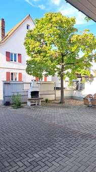 Hof mit Sitzplatz und Grill - Mehrfamilienhaus in 79424 Auggen mit 249m² kaufen