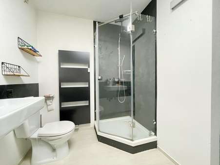 modernes Bad mit Dusche - Souterrain-Wohnung in 79576 Weil am Rhein mit 87m² kaufen