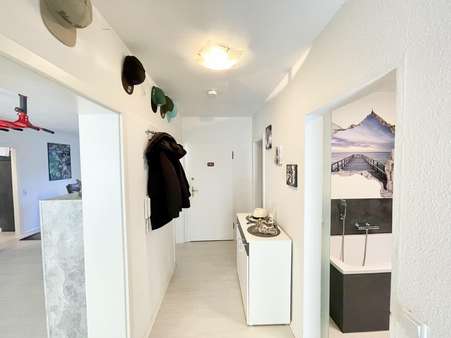 Blick auf den Eingangsbereich - Souterrain-Wohnung in 79576 Weil am Rhein mit 87m² kaufen