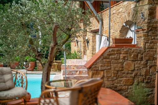 Detailverliebte Außenanlage Detailverliebte Außenanlage - Einfamilienhaus in 79379 Müllheim mit 234m² kaufen