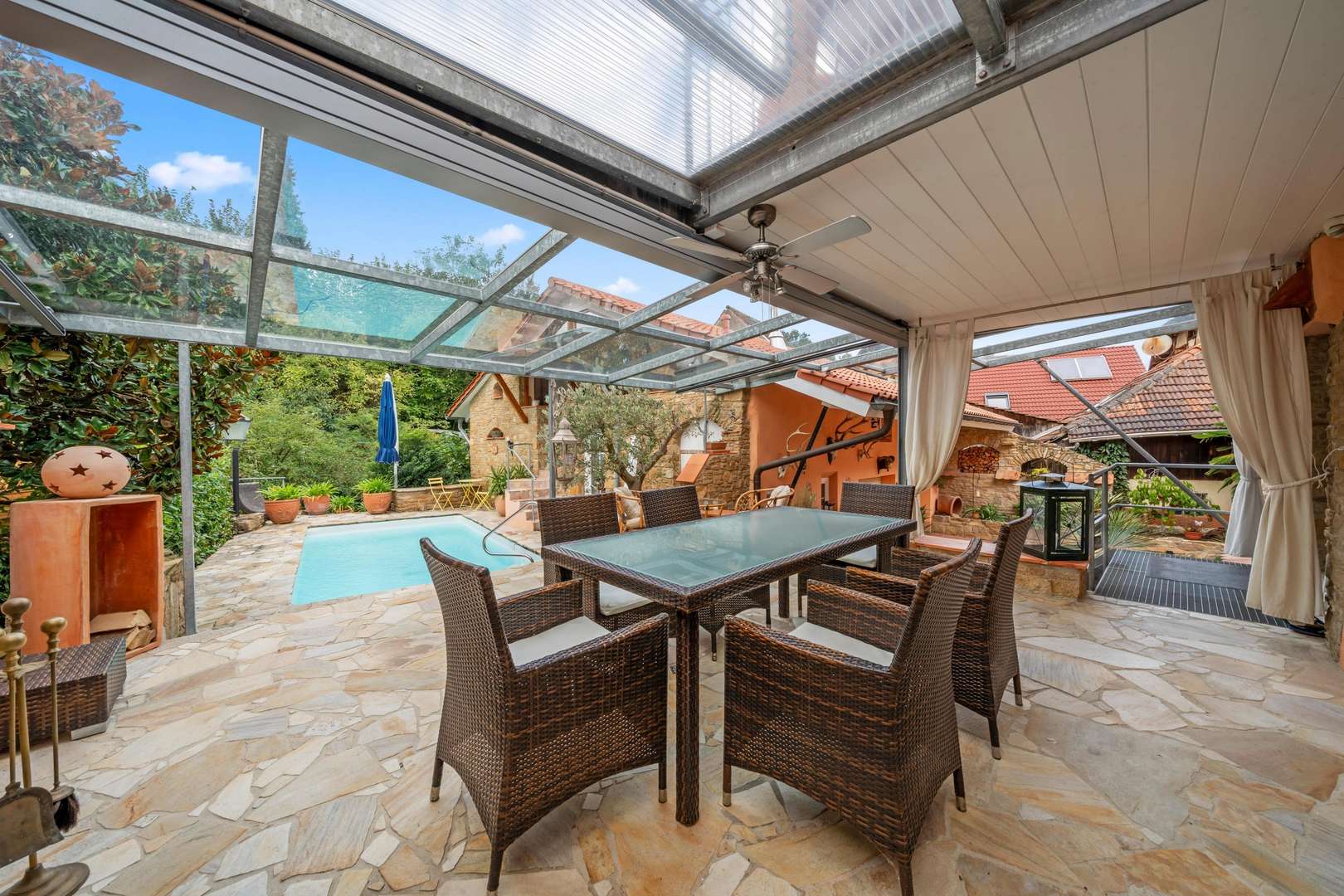 Großer überdachter Freisitz Großer überdachter Freisitz - Einfamilienhaus in 79379 Müllheim mit 234m² kaufen