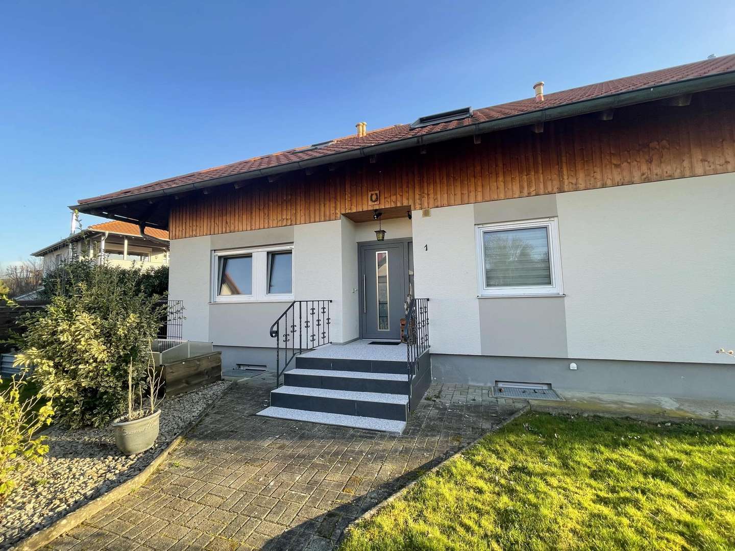 Zweifamilienhaus Zweifamilienhaus - Zweifamilienhaus in 79395 Neuenburg mit 220m² kaufen