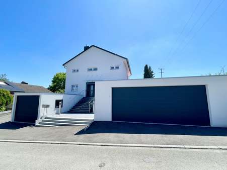Frontansicht mit Garagen Frontansicht mit Garagen - Einfamilienhaus in 79588 Efringen-Kirchen mit 170m² kaufen