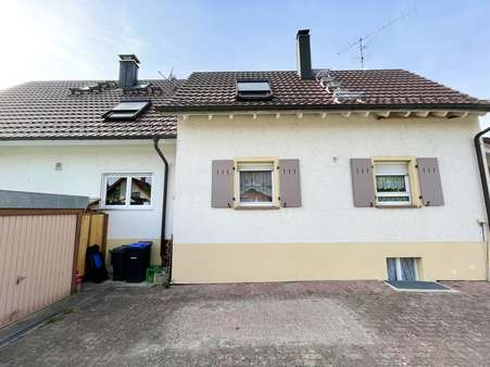 Hofansicht - Zweifamilienhaus in 79576 Weil am Rhein mit 180m² kaufen