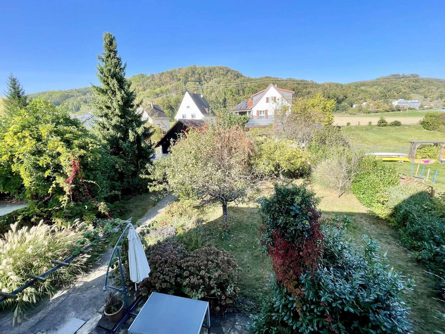 Überblick über den Garten - Einfamilienhaus in 79639 Grenzach-Wyhlen mit 160m² kaufen