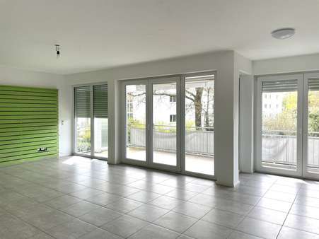 Wohnzimmer mit Zugang Balkon - Etagenwohnung in 79415 Bad Bellingen mit 102m² kaufen