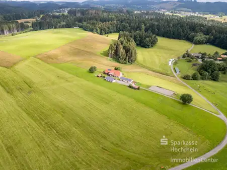 "Pferdehof" mit drei Wohneinheiten in Alleinlage - 52.000 qm Grünfläche direkt am Gebäude