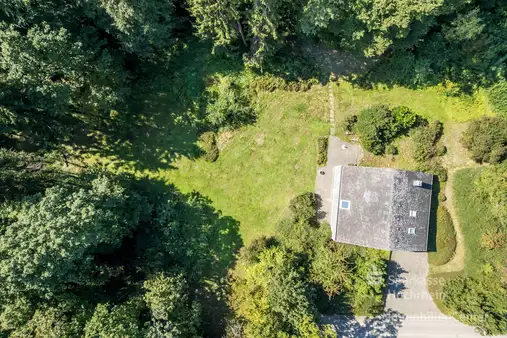 Architektenhaus für die kleine Familie - nahezu in Alleinlage am Waldrand mit über 3.600 qm Fläche!