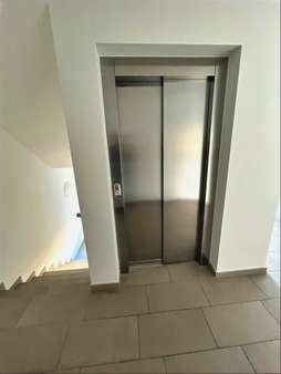 Blick Treppenhaus, Lift - Etagenwohnung in 79761 Waldshut-Tiengen mit 109m² kaufen
