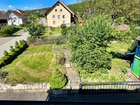 Blick in den Garten aufs Grundstück - Doppelhaushälfte in 79790 Küssaberg mit 142m² kaufen