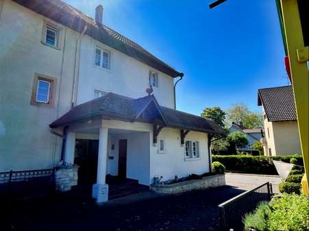 Blick Zufahrt, EIngangsbereich - Doppelhaushälfte in 79790 Küssaberg mit 142m² kaufen