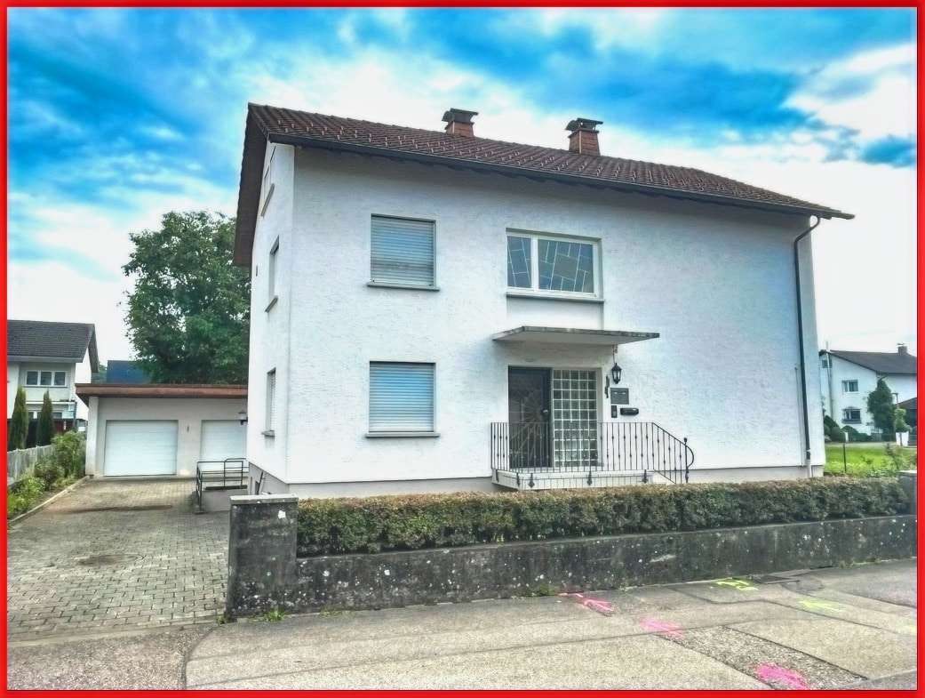 Ansicht Gebäude und Zufahrt Garagen Ansicht Gebäude und Zufahrt Garagen - Zweifamilienhaus in 79787 Lauchringen mit 138m² kaufen