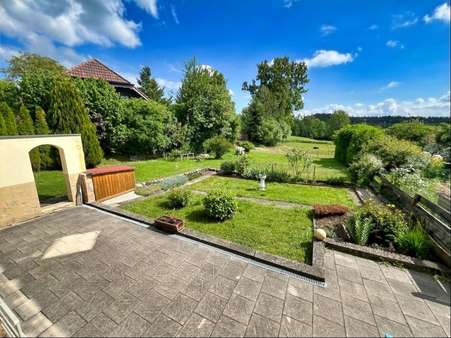 Blick auf Terrasse und Garten Blick auf Terrasse und Garten - Doppelhaushälfte in 79809 Weilheim mit 154m² kaufen