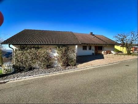 Gebäudeansicht und Garagen Gebäudeansicht und Garagen - Zweifamilienhaus in 79790 Küssaberg mit 201m² kaufen