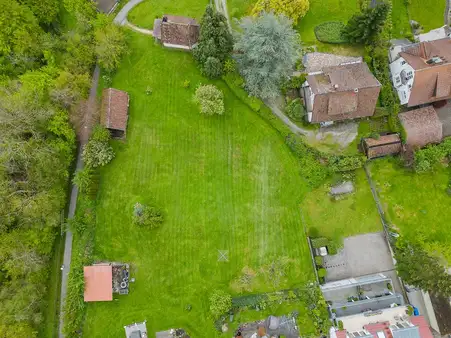 Großes Baugrundstück 
Teilbar in 4 Parzellen mit Seesicht und positivem Bauvorbescheid 
