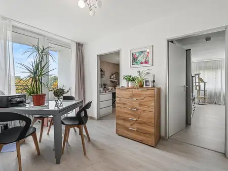 Moderne 3,5- Zimmerwohnung mit zwei Balkonen und Stellplatz