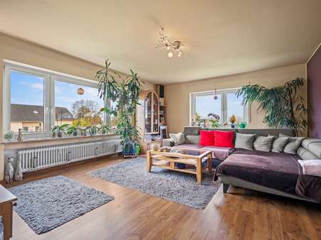 geräumiges Wohnzimmer im EG - Zweifamilienhaus in 78333 Stockach mit 205m² kaufen