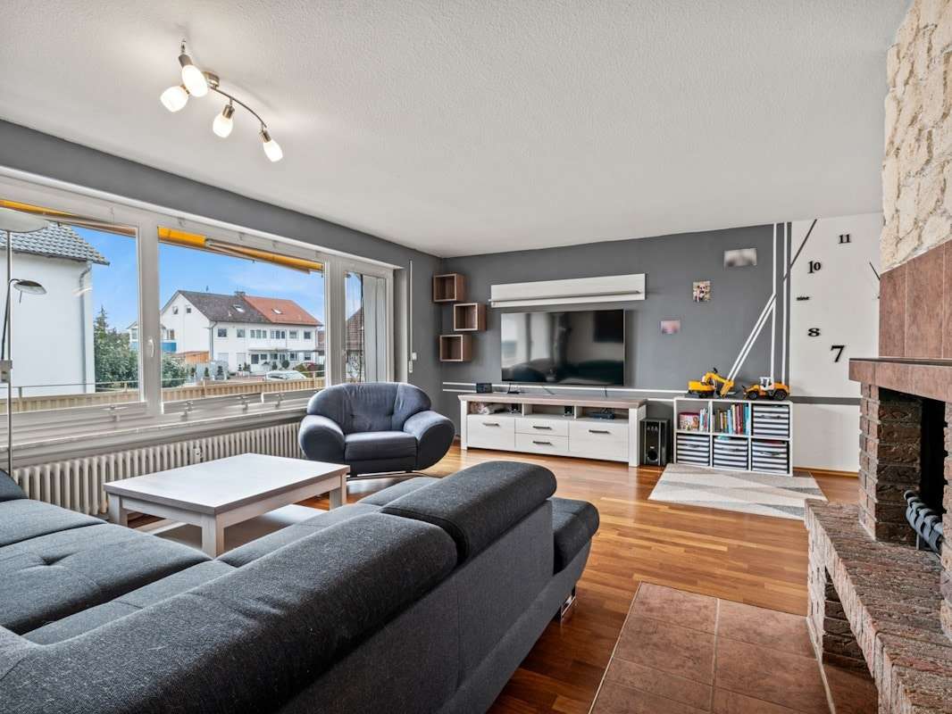 Wohnzimmer mit Parkett - Etagenwohnung in 88690 Uhldingen-Mühlhofen mit 106m² kaufen