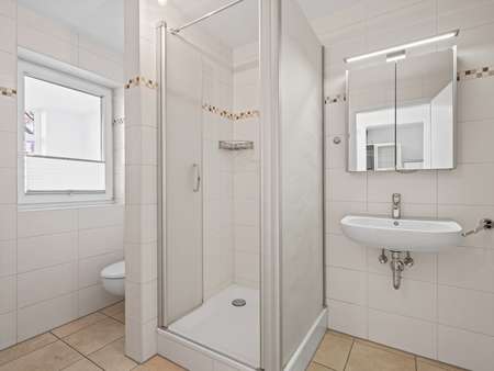 Tageslichtbad mit Dusche und Wanne - Erdgeschosswohnung in 88662 Überlingen mit 93m² kaufen